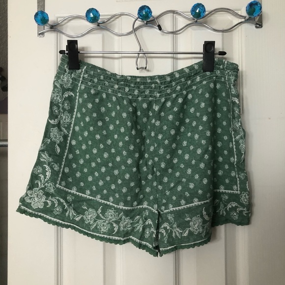 Green & White Floral Shorts - Francesca’s - Picture 5 of 5